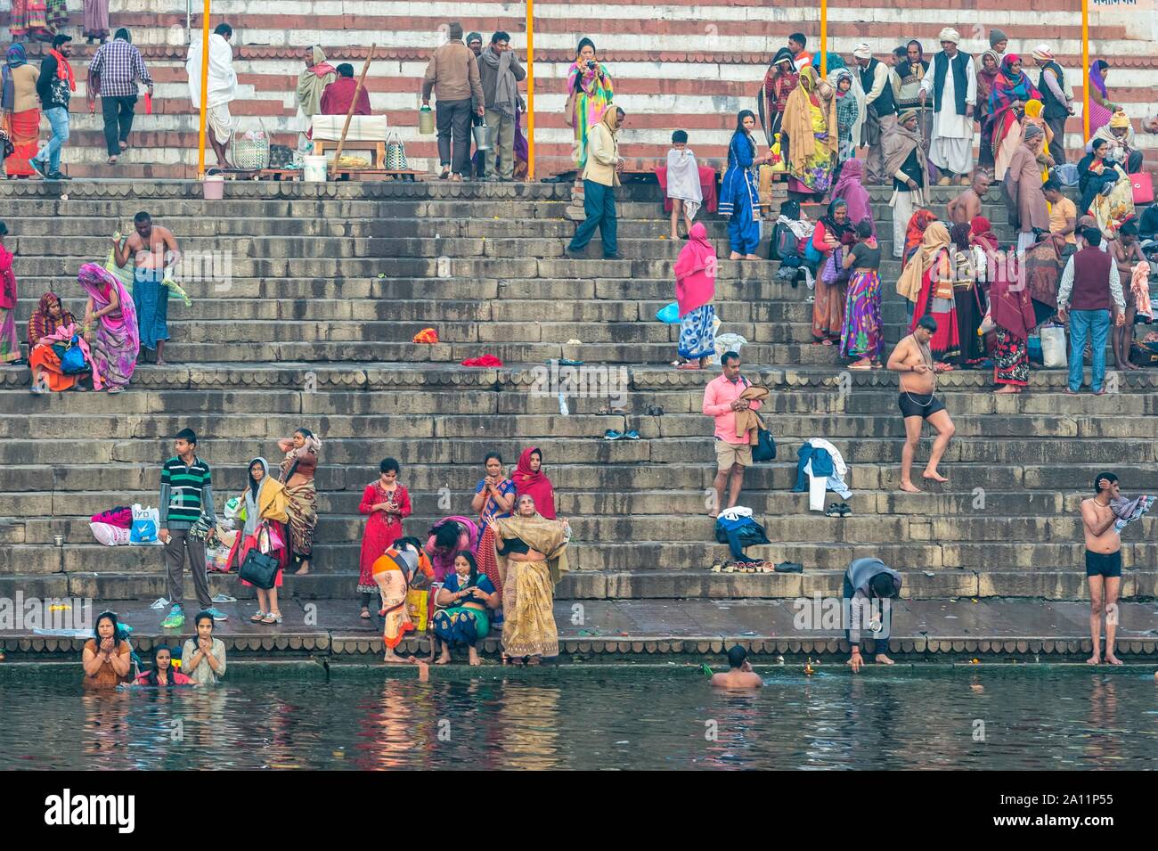 Les Indiens sur les ghats, Varanasi, Uttar Pradesh, Inde Banque D'Images