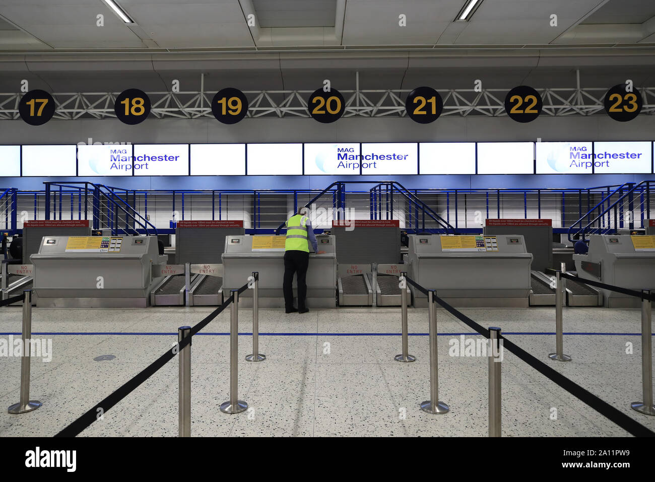 Des comptoirs d'enregistrement vide à l'aéroport de Manchester comme le 178-year-old tour opérateur Thomas Cook a cessé ses activités avec effet immédiat après avoir échoué dans une offre finale d'obtenir un plan de sauvetage des créanciers. Banque D'Images