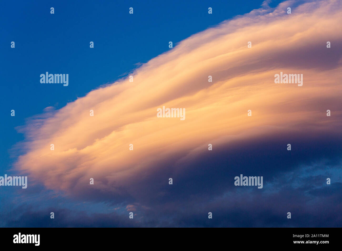 La formation de nuages lenticulaires énorme orange brillant dans la lumière du coucher de soleil au-dessus le Teide sur Tenerife, Canaries, Espagne Banque D'Images