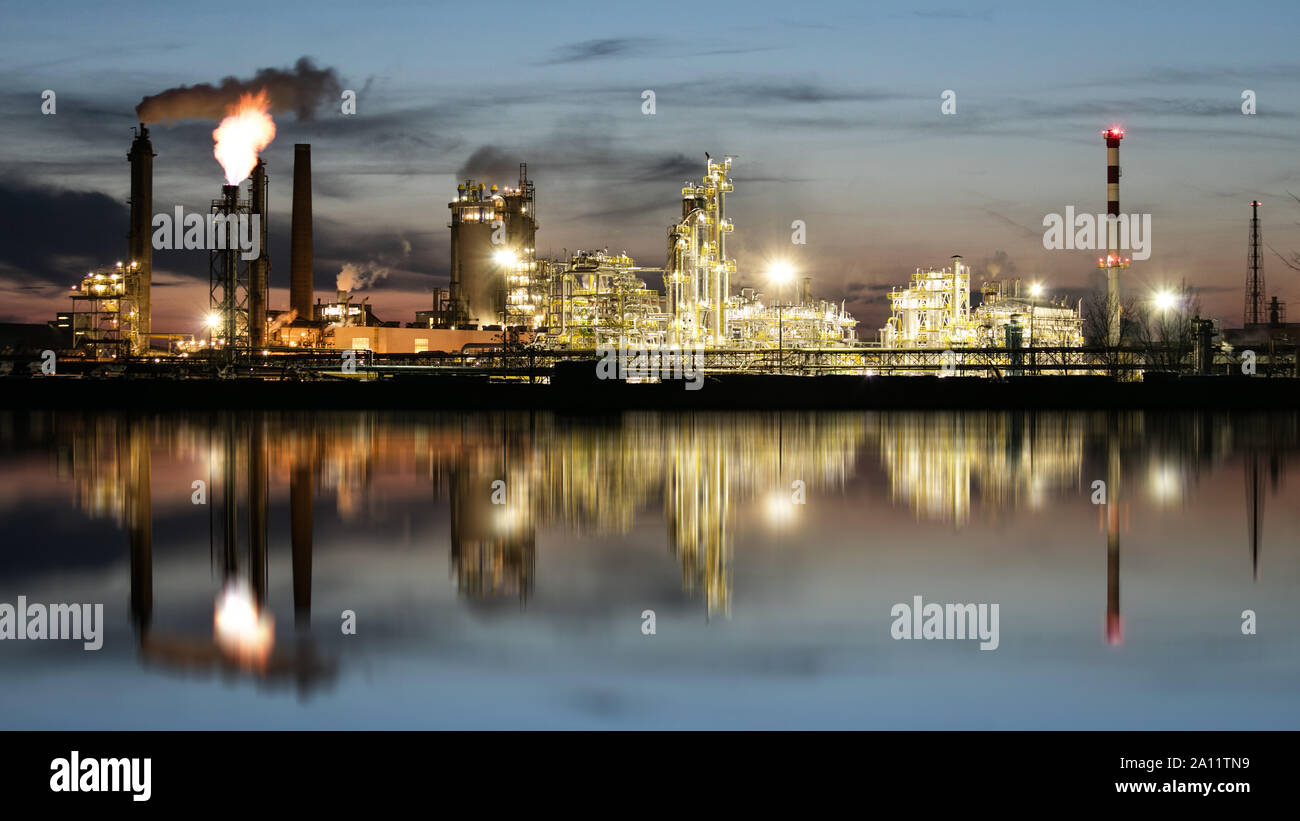 L'industrie de l'huile dans la nuit, l'usine Petrechemical - Raffinerie Banque D'Images