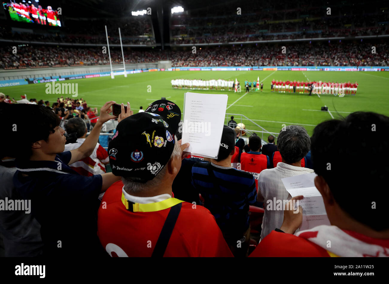 Un fan de galles chante l'hymne national gallois écrits en Japonais avant la Coupe du Monde de Rugby 2019 extérieure D match à Ville de Toyota Stadium, au Japon. Banque D'Images