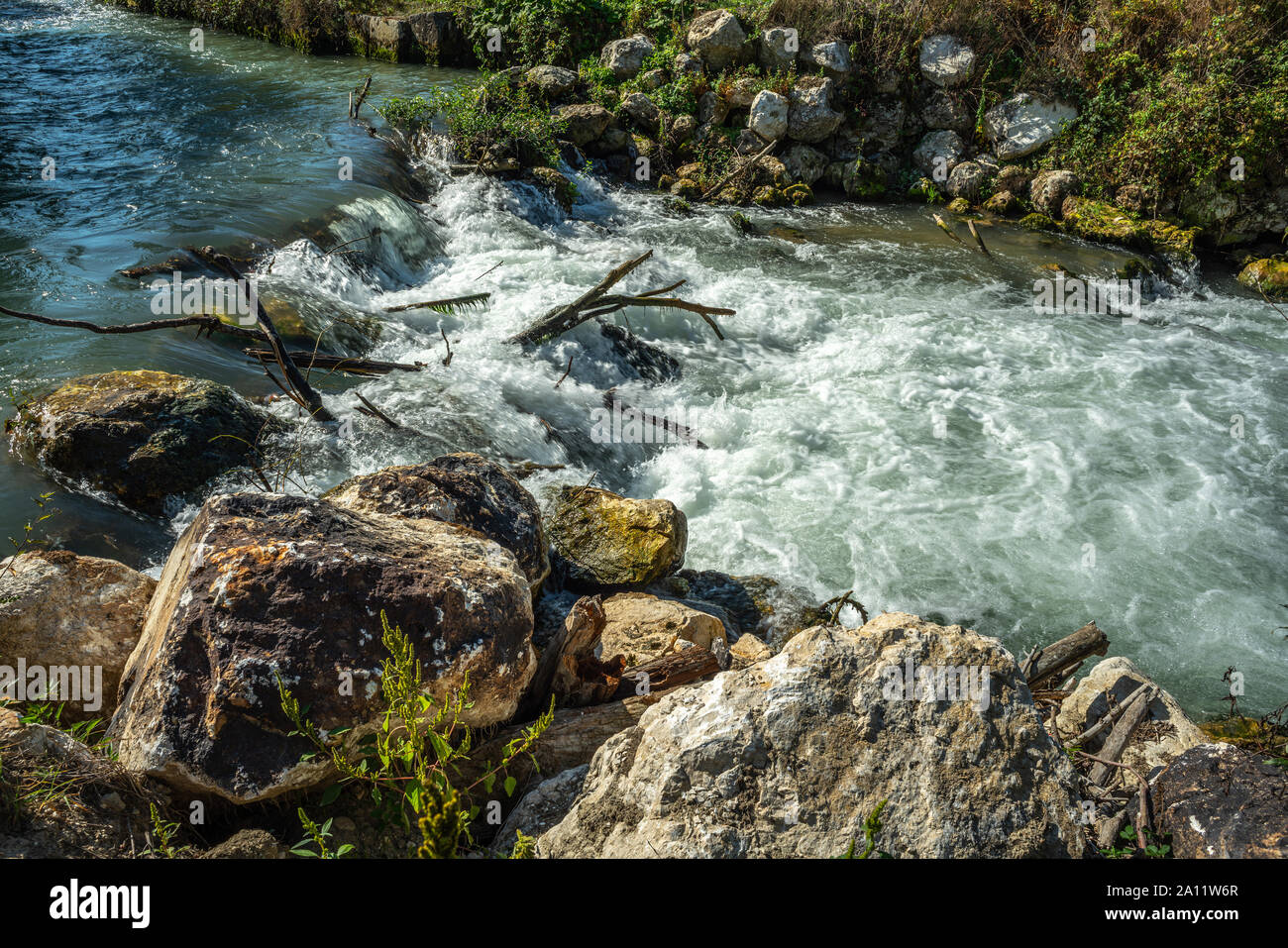 Les eaux vives de la rivière Sagittario Banque D'Images