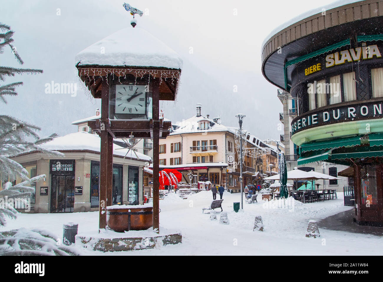 Chamonix, France - 30 janvier 2015 : Street view avec réveil, café et place centrale de Chamonix, une des plus anciennes stations de ski des Alpes Françaises Banque D'Images