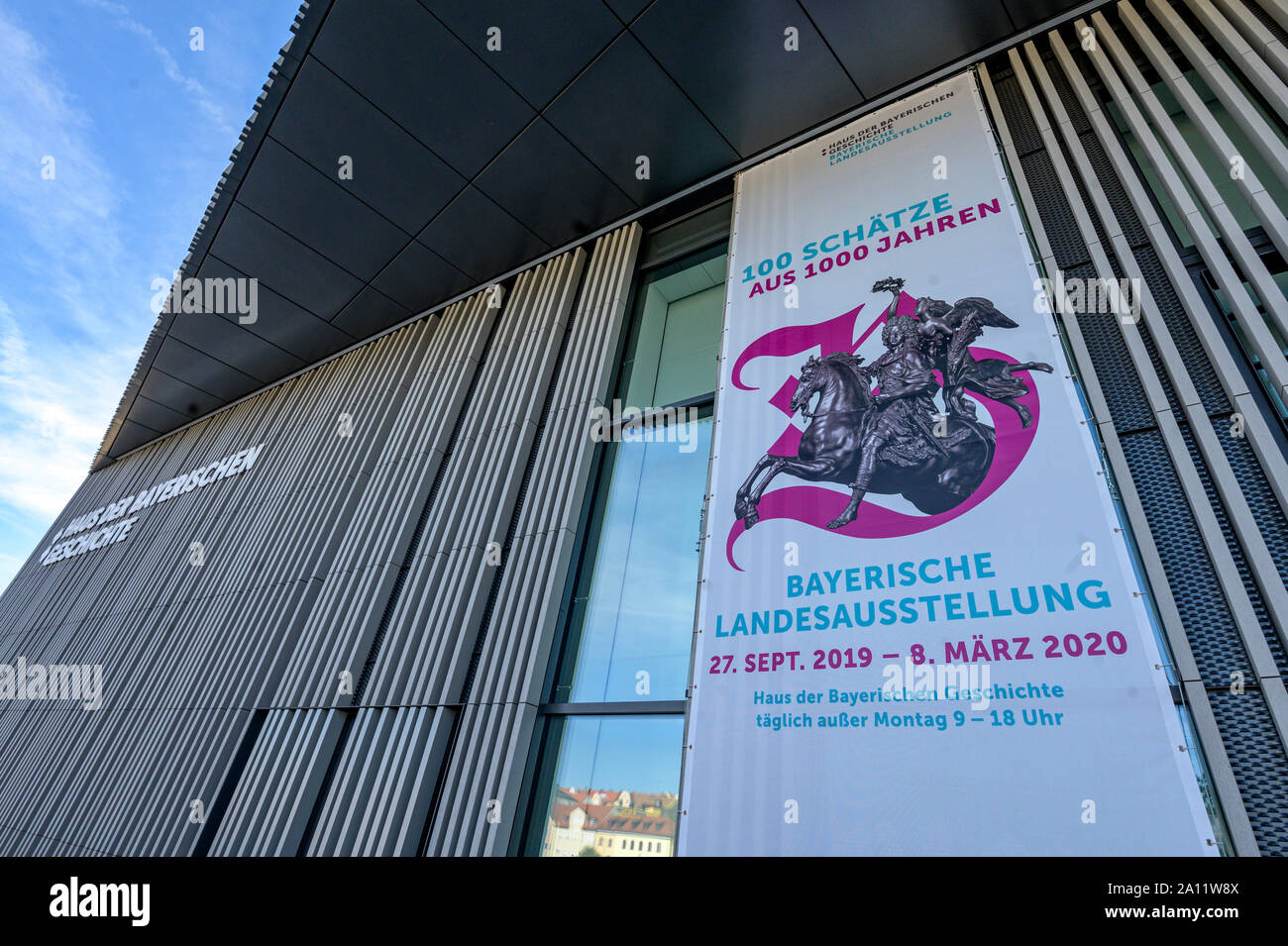 20 septembre 2019, la Bavière, Ratisbonne : '100 trésors de 1000 ans - Bavarian State Exhibition' se trouve sur le mur extérieur de la maison de l'histoire bavaroise. Du 27 septembre 2019 au 8 mars 2020, l'exposition intitulée "Trésors de 100 Années 1000' peut être visité. Photo : Armin Weigel/dpa Banque D'Images