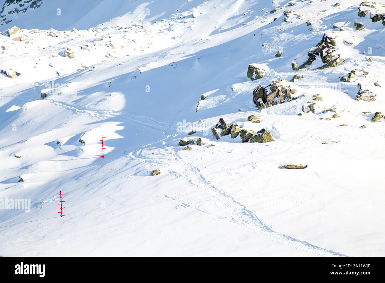 La vue sur la montagne, des traces et des repères dans la neige à itinéraires touristiques à la gare de l'Aiguille du Midi à Chamonix, France Banque D'Images