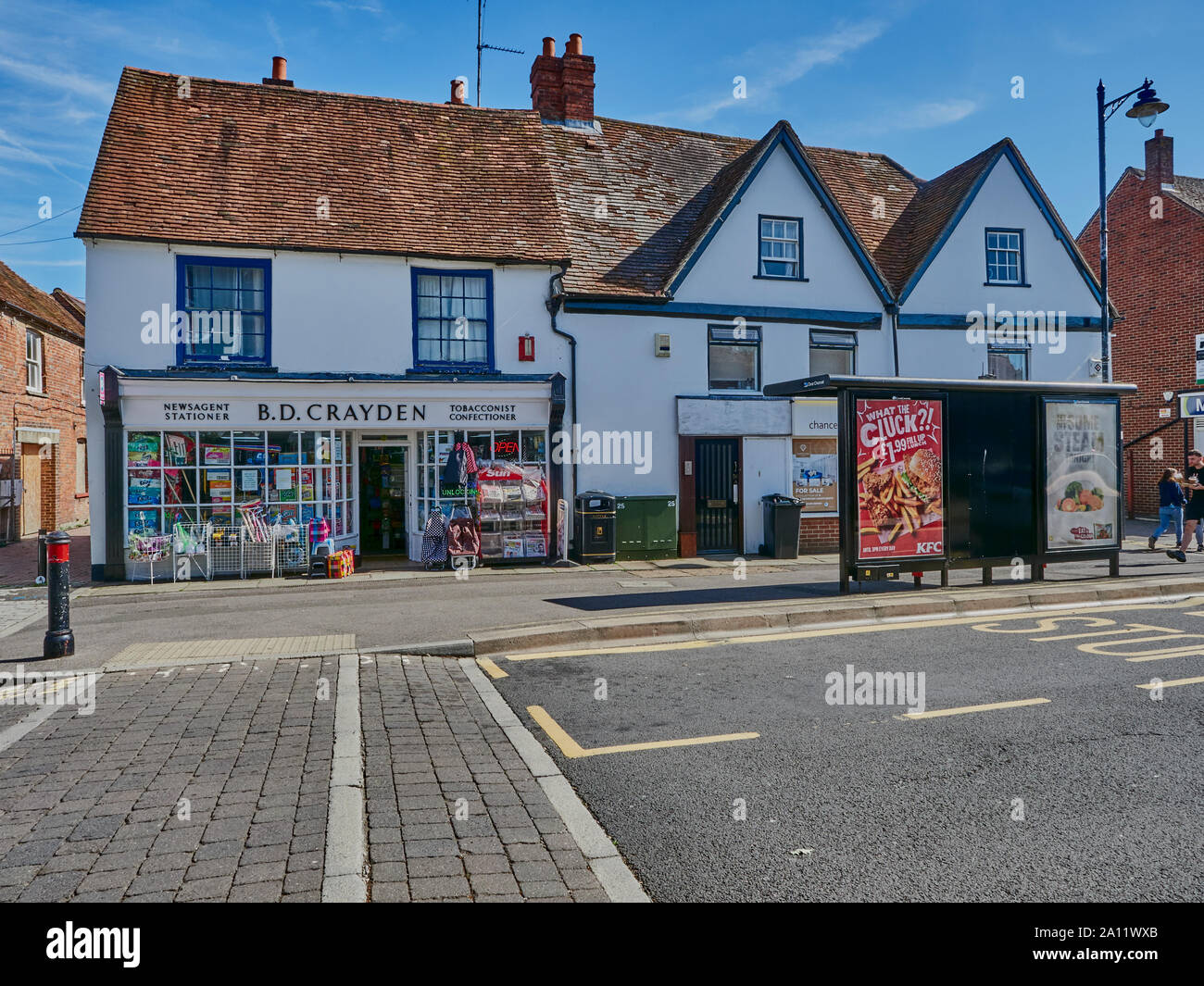 Vue extérieure de B D Crayden marchands et un arrêt de bus à proximité dans la Broadway high street, dans un quartier calme de Thatcham été, Thatcham, Berkshire, Royaume-Uni Banque D'Images