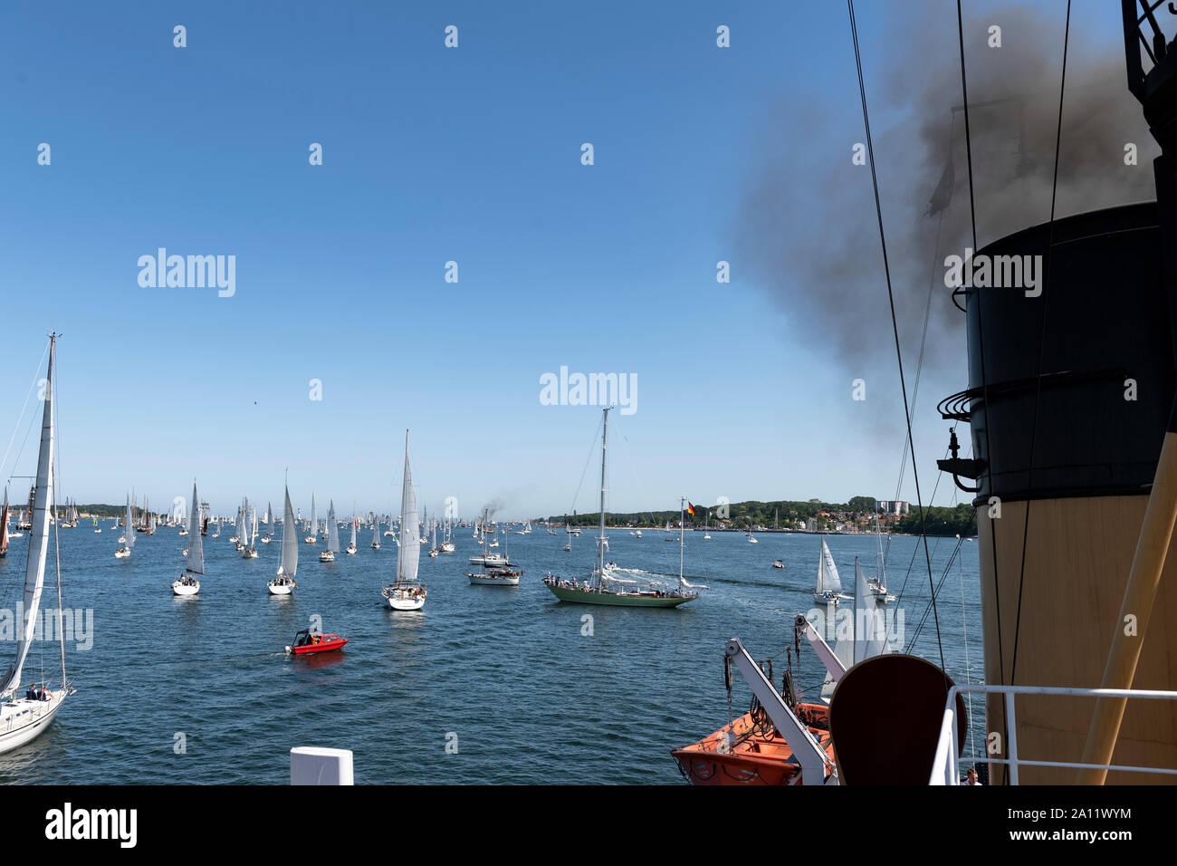 Navires sur la Woche Kieler à Kiel , schleswig holstein Banque D'Images