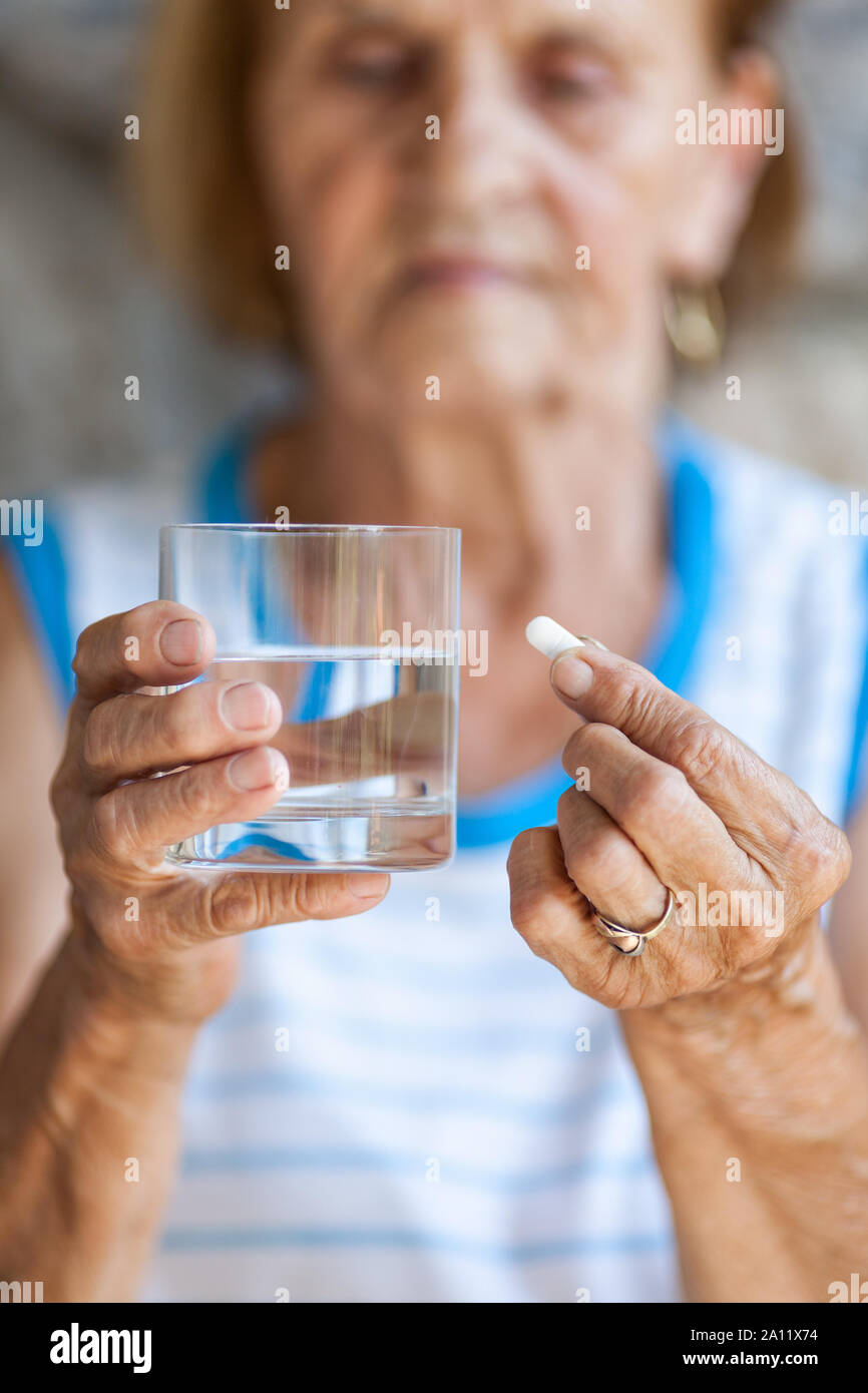 Senior woman prendre ses médicaments prescrits tous les jours Banque D'Images