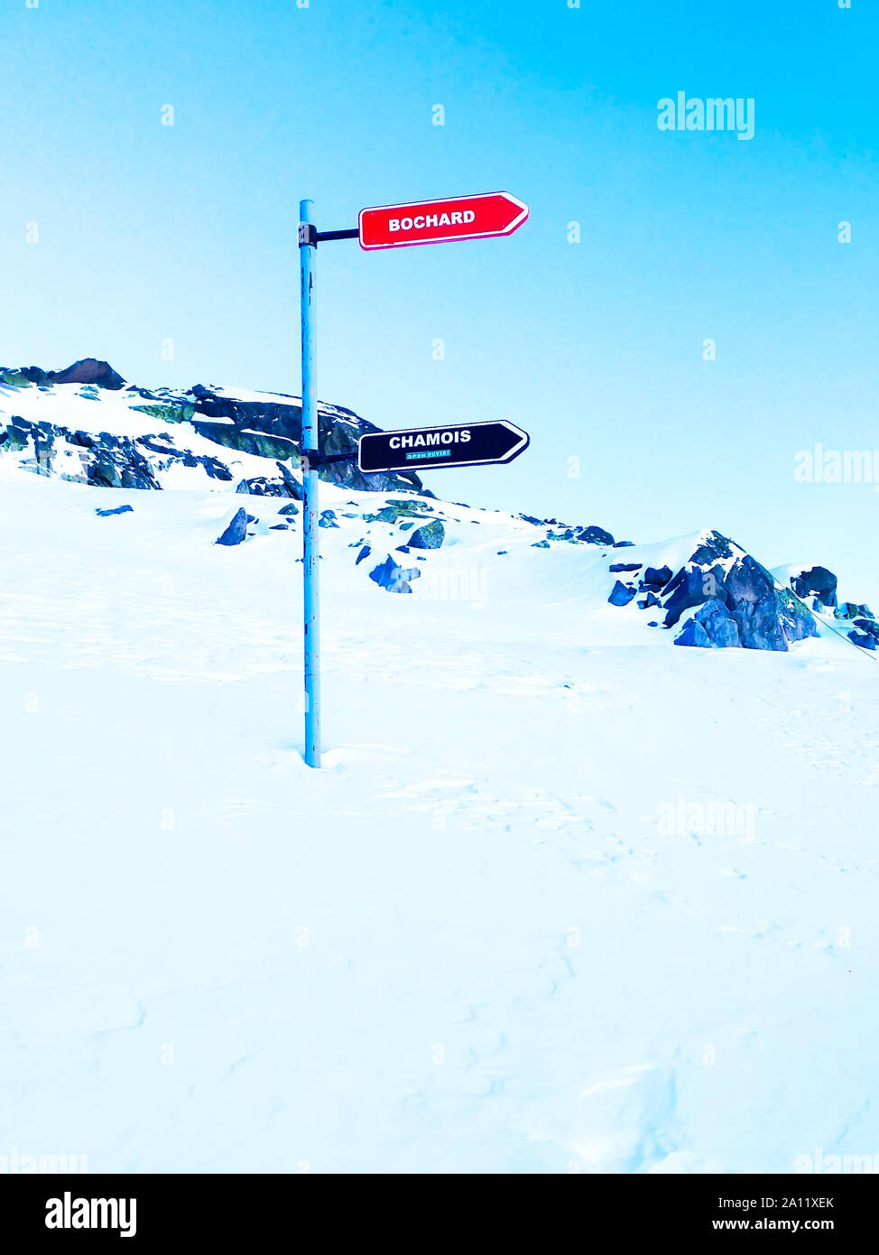 Chamonix, France - 24 janvier 2015 : Signpost donnant des directives de Bochard et pistes de ski de chamois à zones de ski alpin dans les Alpes, Chamonix, Les Banque D'Images