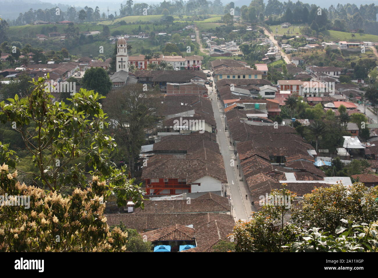 Vue aérienne de la petite paysanne andine village de Salento, dans le Quindio région du café, près du Parc Naturel de Cocora. Montagnes des Andes. Colomb Banque D'Images