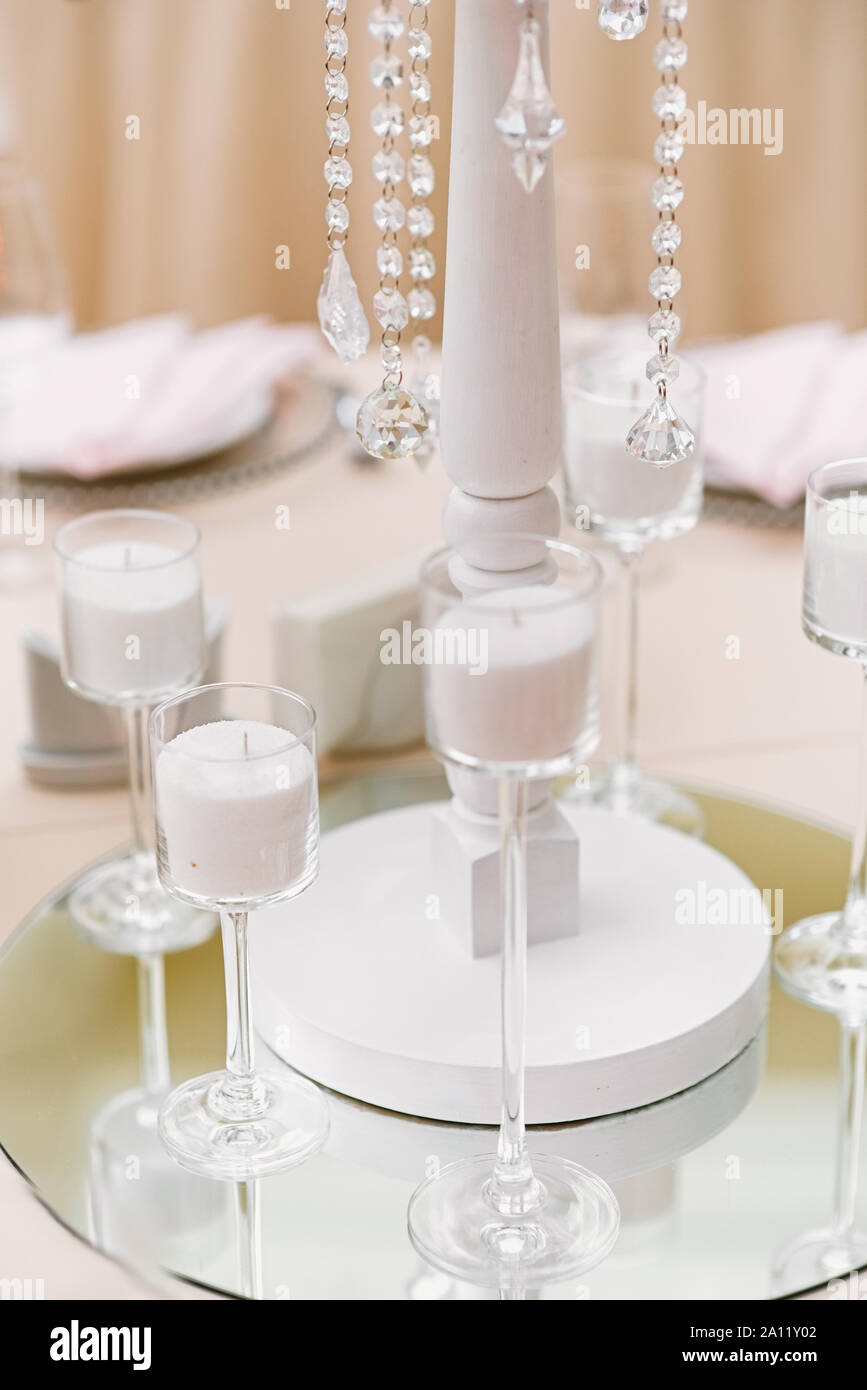 Peu de verre élégant dans lequel chandeliers bougies en vrac blanc Banque D'Images