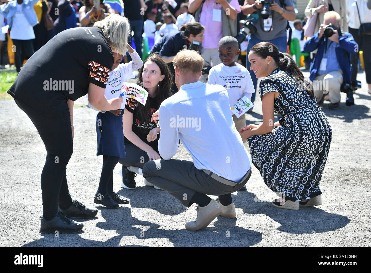 Le duc et la duchesse de Sussex rencontrez weelwishers qu'ils arrivent à la Nyanga Township de Cape Town, Afrique du Sud, pour une visite d'un atelier qui enseigne aux enfants sur leurs droits, la conscience de soi et de sécurité, le premier jour de leur tour de l'Afrique. Banque D'Images