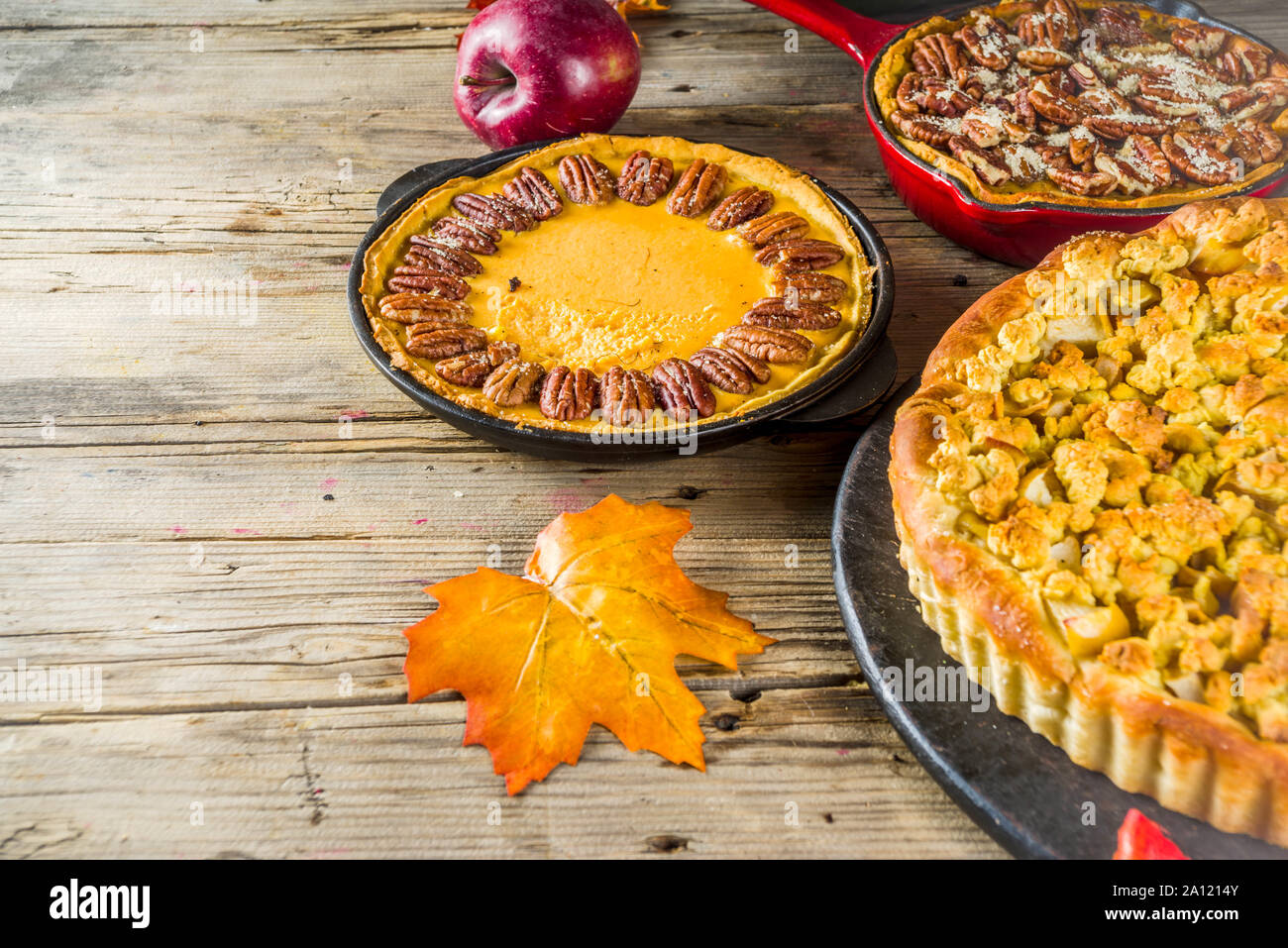 Automne Tartes Saisonnieres Traditionnelles La Citrouille Et Aux Pacanes Crumble Aux Pommes Gateaux Fond De Bois Photo Stock Alamy
