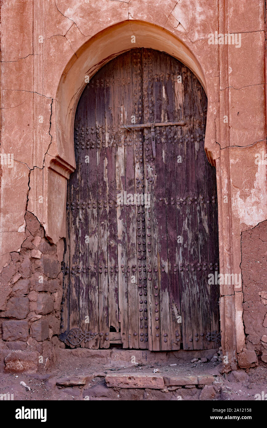 Porte en bois en difficulté dans l'abandonnée et détruite el-Glaoui Kasbah de Telouet, région du Haut Atlas, Maroc, Afrique du Nord. Banque D'Images