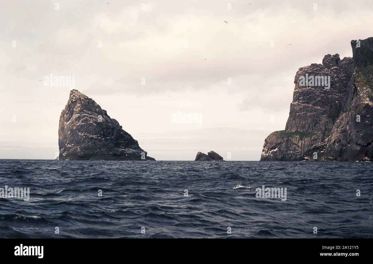 St Kilda. Un groupe d'îles situées à quelque 40 miles à l'Océan Atlantique.à partir de la gauche un Stac Armin, et Boreray. de la mer. L'Écosse. Banque D'Images