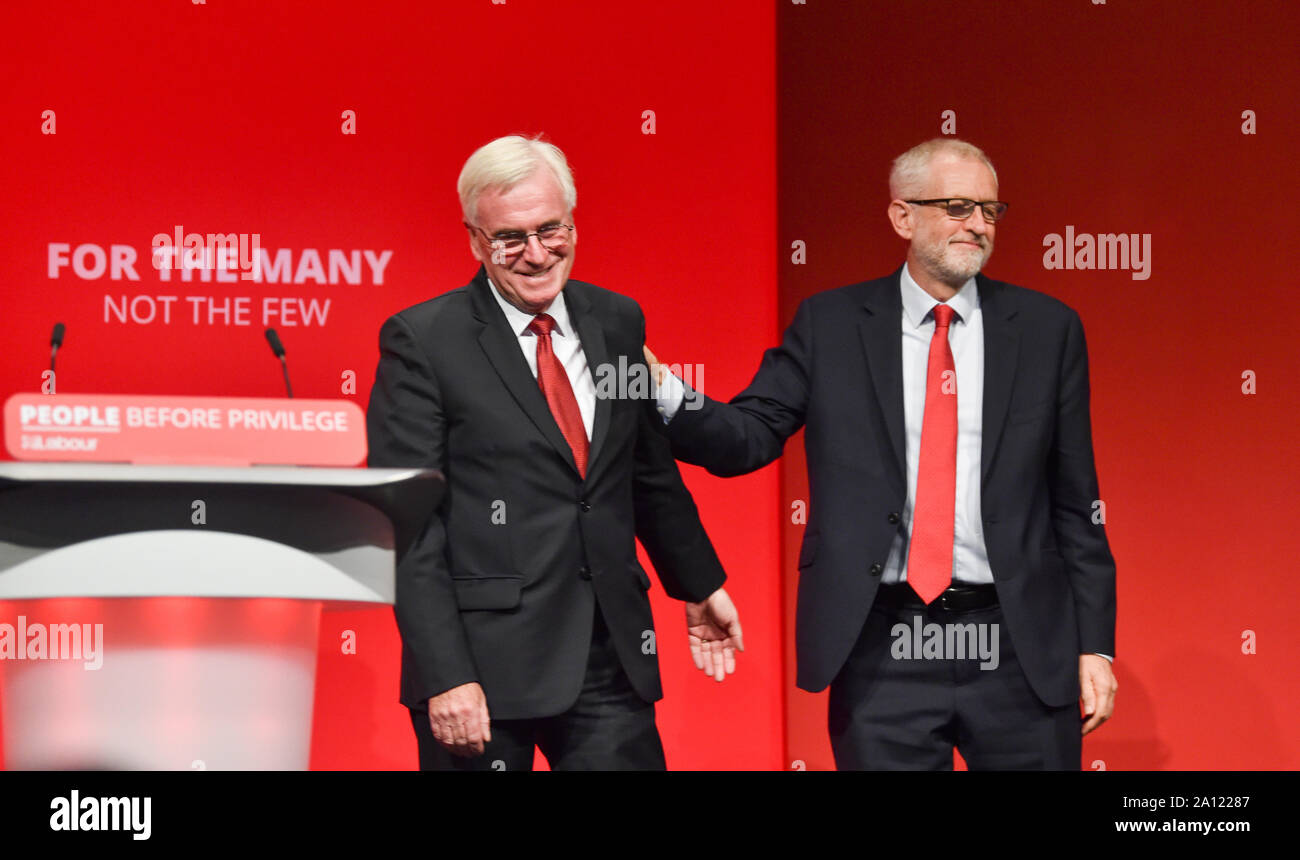 Brighton UK 23 Septembre 2019 - John McDonnell le Shadow Chancellor avec Jeremy Corbyn comme il livre son discours pendant la conférence du parti travailliste qui a lieu au centre de Brighton cette année. Crédit photo : Simon Dack / Alamy Live News Banque D'Images