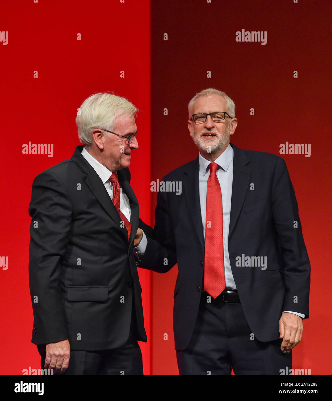 Brighton UK 23 Septembre 2019 - John McDonnell le Shadow Chancellor avec Jeremy Corbyn comme il livre son discours pendant la conférence du parti travailliste qui a lieu au centre de Brighton cette année. Crédit photo : Simon Dack / Alamy Live News Banque D'Images