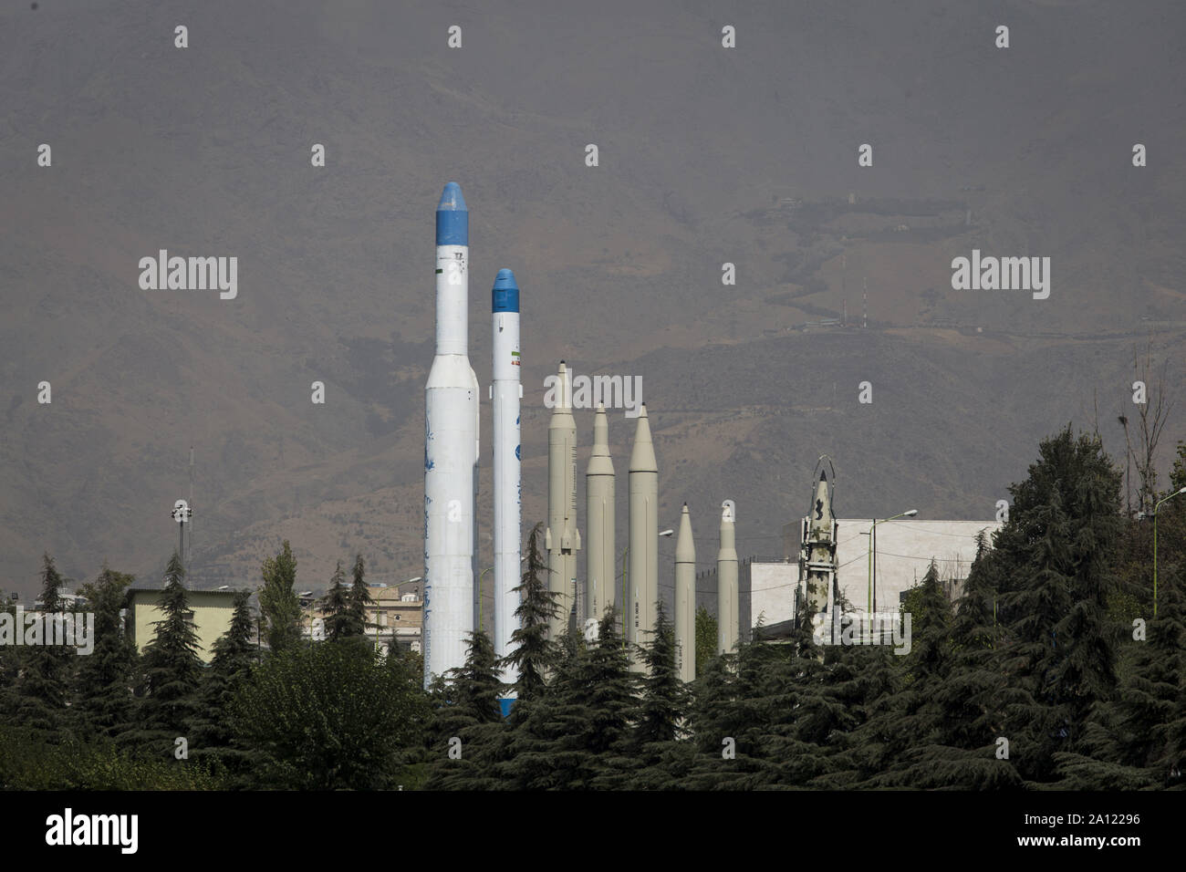 Téhéran, Iran. Sep 23, 2019. Missiles iraniens sont indiquées à la révolution islamique de Téhéran et le Musée de la Défense Saint dans la capitale Téhéran, Iran. Le musée présente des éléments de la guerre Iran-Irak 1980-1988 qui a été la plus longue guerre conventionnelle de 20e siècle et a été officiellement lancé le 22 septembre 1980, lorsque les forces armées iraquiennes ont envahi l'ouest de l'Iran et s'est terminé le 20 août 1988, lorsque la République islamique d'Iran a accepté la résolution de cessez-le-feu des Nations Unies 598. Huit années de guerre avec l'Irak est connue comme la Sainte défense nationale en Iran. Credit : Rouzbeh Fouladi/ZUMA/Alamy Fil Live News Banque D'Images