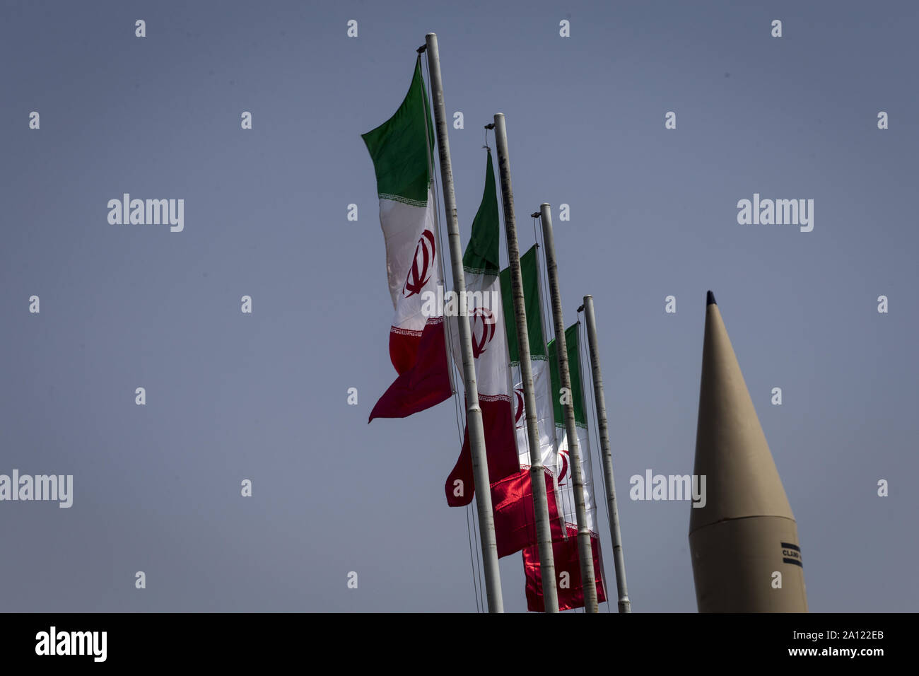 Téhéran, Iran. Sep 23, 2019. Des missiles iraniens est illustré à la révolution islamique de Téhéran et musée de la Défense Saint dans la capitale Téhéran, Iran. Le musée présente des éléments de la guerre Iran-Irak 1980-1988 qui a été la plus longue guerre conventionnelle de 20e siècle et a été officiellement lancé le 22 septembre 1980, lorsque les forces armées iraquiennes ont envahi l'ouest de l'Iran et s'est terminé le 20 août 1988, lorsque la République islamique d'Iran a accepté la résolution de cessez-le-feu des Nations Unies 598. Huit années de guerre avec l'Irak est connue comme la Sainte défense nationale en Iran. Credit : Rouzbeh Fouladi/ZUMA/Alamy Fil Live News Banque D'Images