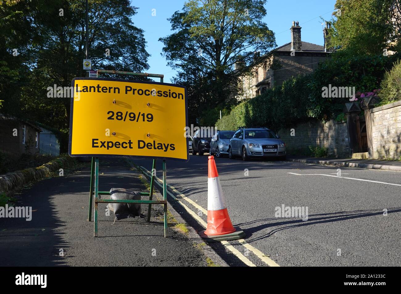 Un avis indiquant l'avance de retards dus à la lanterne procession dans les nouvelles usines, Derbyshire Banque D'Images