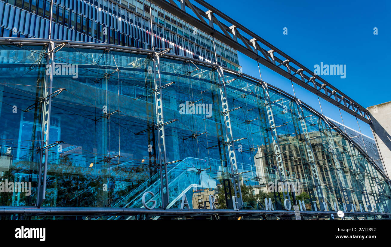Façade de verre de la Gare Montparnasse, Paris, France. Banque D'Images
