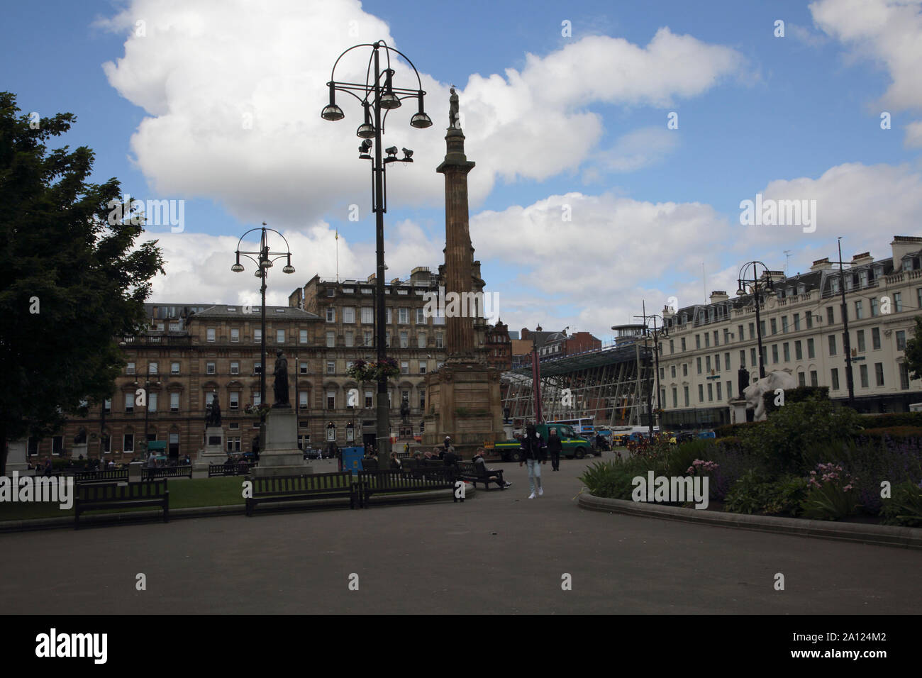 Glasgow Ecosse George Square colonne dorique avec Statue de pierre de Sir Walter Scott en face de la maison du marchand Banque D'Images