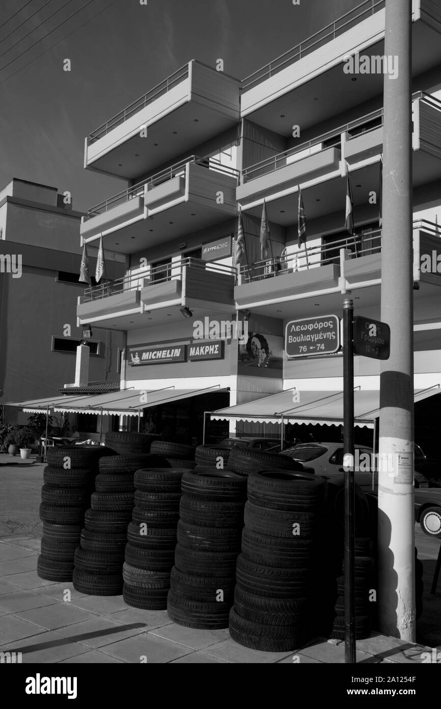 Les immeubles à appartements et le pneu shop avenue vouliagmeni athens Attica Grèce Banque D'Images