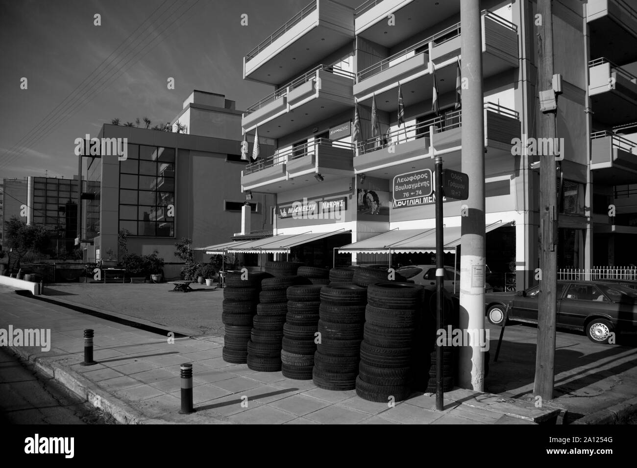 Les immeubles à appartements et le pneu shop avenue vouliagmeni athens Attica Grèce Banque D'Images