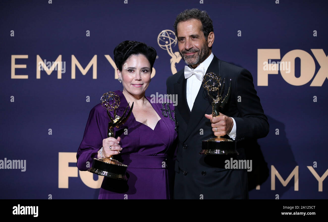 Los Angeles, USA. 22 Sep, 2019. Tony Shalhoub (R) et Alex Borstein posent avec les prix pour l'excellence de son acteur et actrice dans une série comique pour "La Merveilleuse Mme Maisel' au cours de la 71e Primetime Emmy Awards à Los Angeles, aux États-Unis, du 22 septembre 2019. Crédit : Li Ying/Xinhua/Alamy Live News Banque D'Images