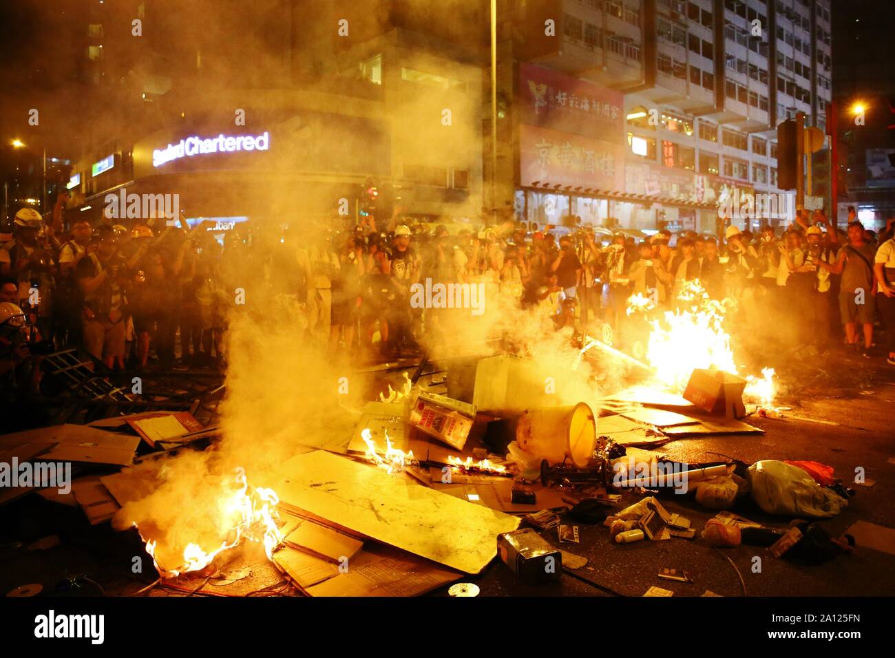 Hong Kong, Chine. 22 Sep, 2019. Érigent des barricades et de l'ensemble de feux de forêt à l'extérieur de la station de police de Mongkok. Les pompiers viennent à la rescousse deux fois et éteindre le feu. Gonzales : Crédit Photo/Alamy Live News Banque D'Images