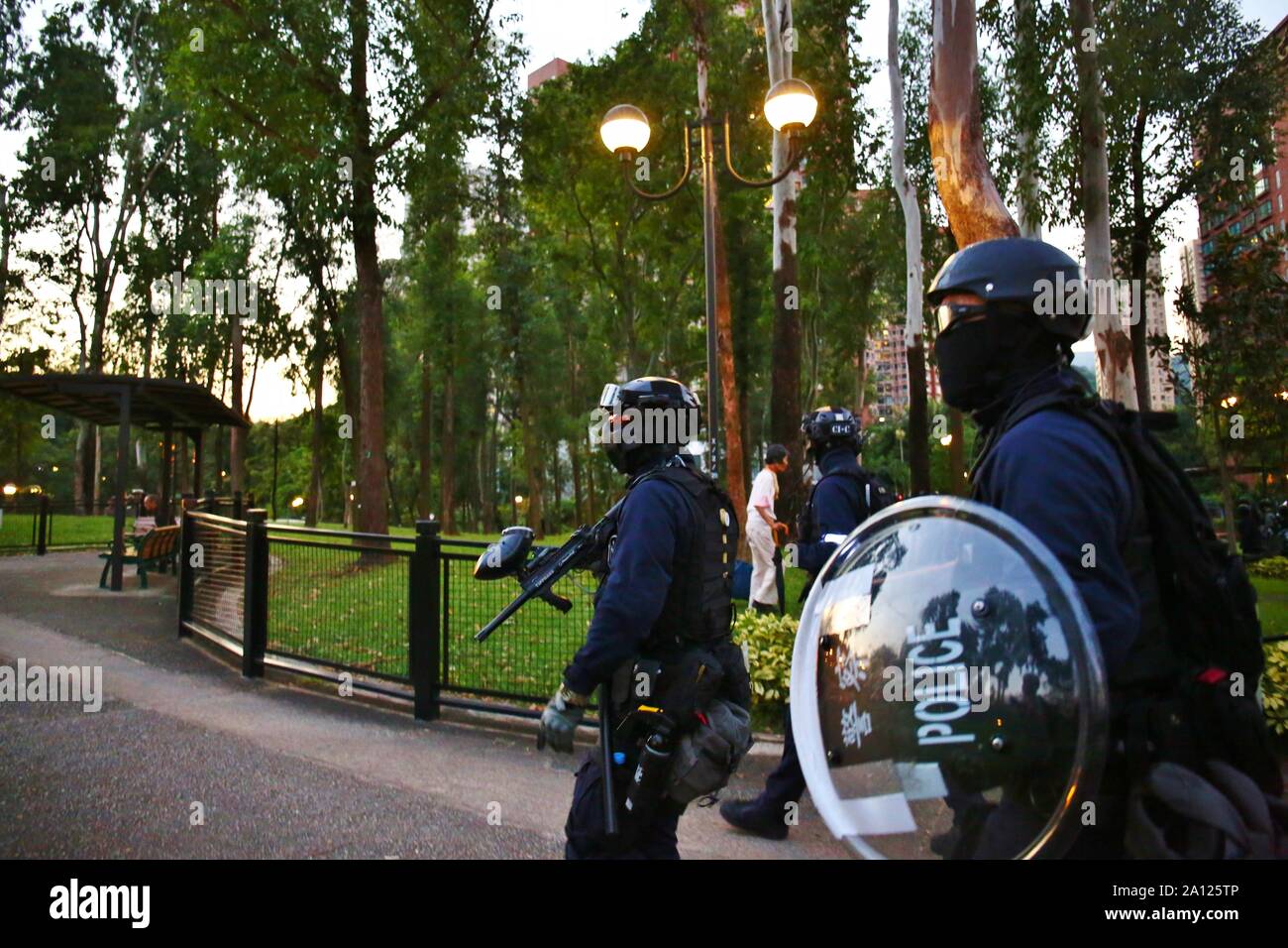 Hong Kong, Chine. 22 Sep, 2019. La police anti-émeutes recherchez la statine Park pour les manifestants. Gonzales : Crédit Photo/Alamy Live News Banque D'Images