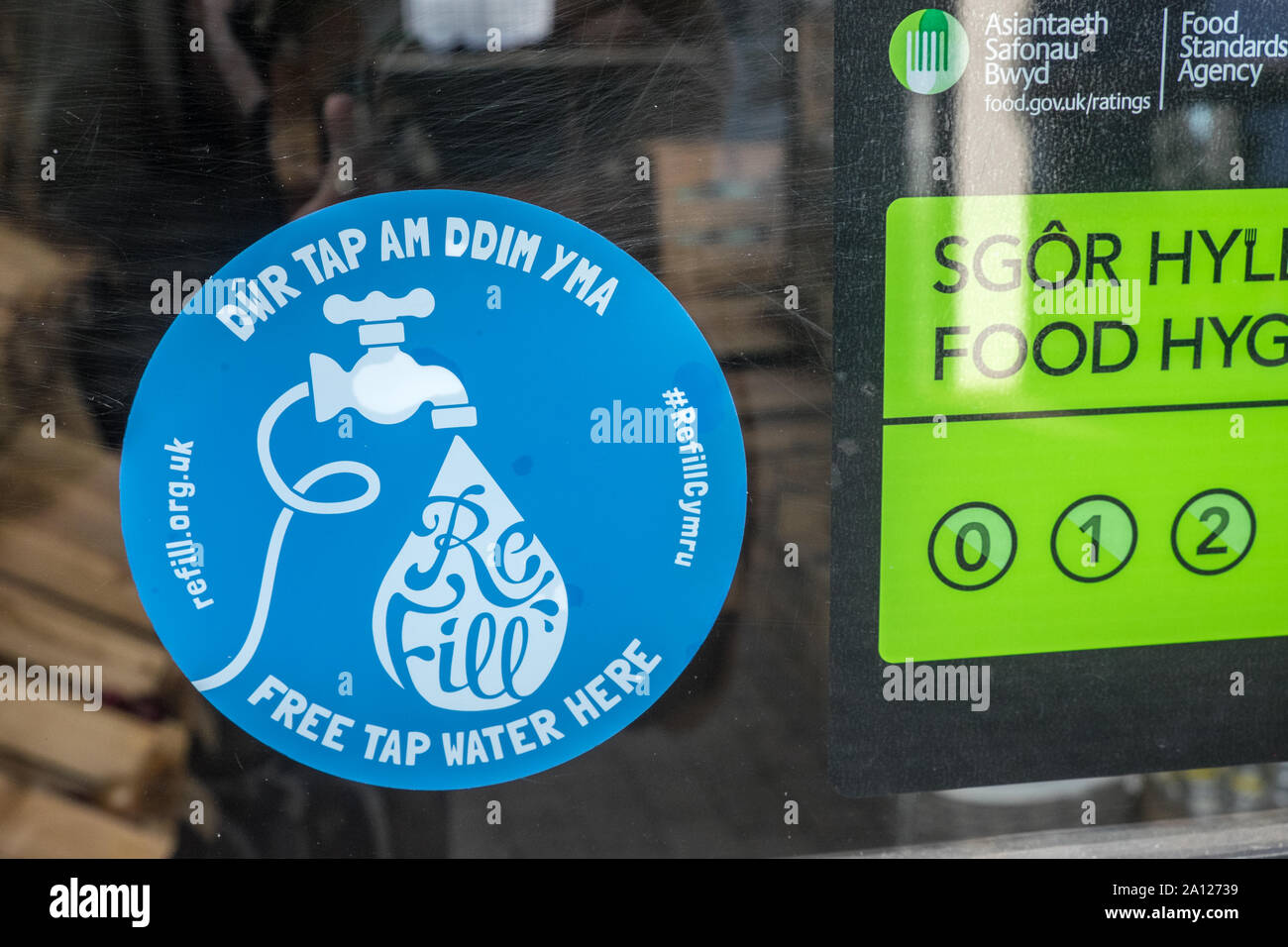 L'eau du robinet de remplissage,ici,l'accès à,Non,bouteille,plastique,bouteilles,bouteille d'eau réutilisable,,Carmarthenshire Carmarthen, pays de Galles,Gallois,,UK,Royaume-uni,GB,Bretagne,British Banque D'Images