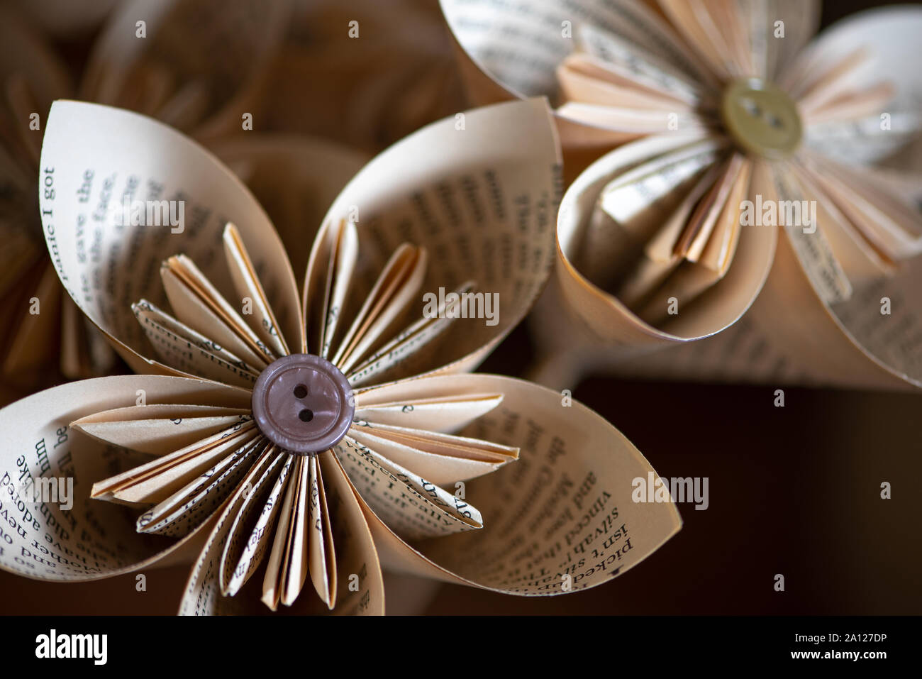 Fleurs en papier Banque de photographies et d'images à haute résolution -  Alamy