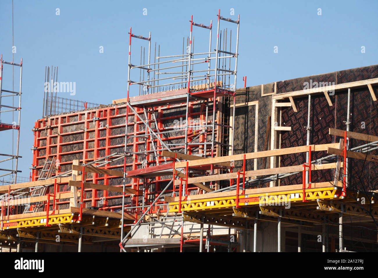 Ouverture de fenêtre, l'échafaudage, façade de maison, shell, Überseestadt, Brême, Allemagne Banque D'Images