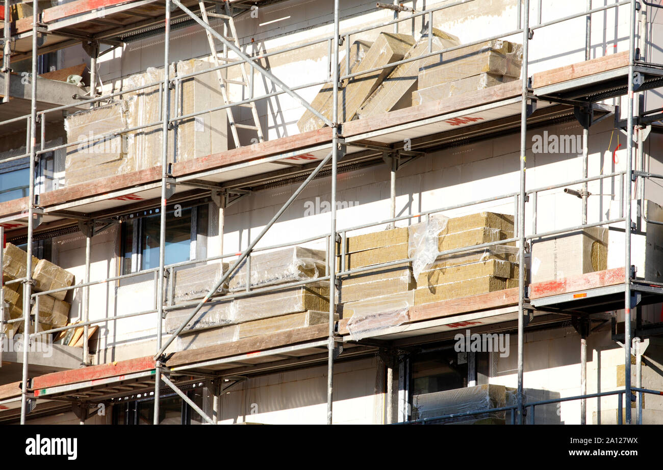 Ouverture de fenêtre, l'échafaudage, façade de maison, shell, Überseestadt, Brême, Allemagne Banque D'Images