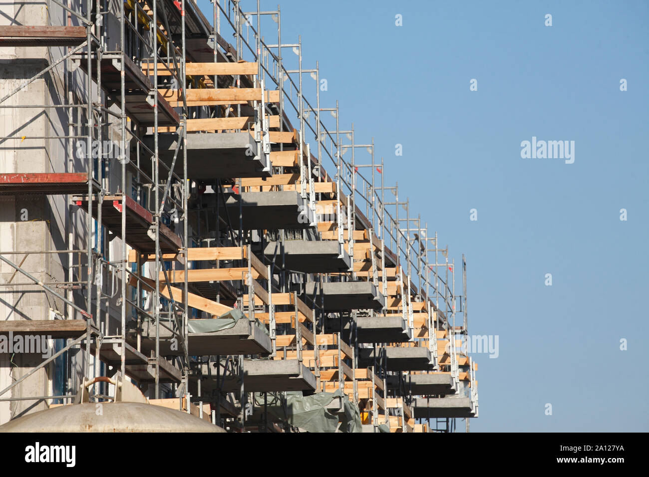 Ouverture de fenêtre, l'échafaudage, façade de maison, shell, Überseestadt, Brême, Allemagne Banque D'Images