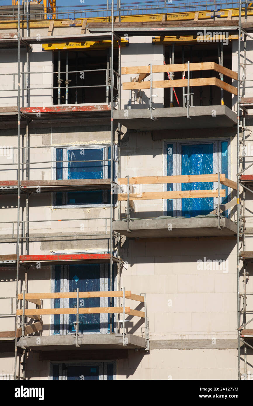 Ouverture de fenêtre, l'échafaudage, façade de maison, shell, Überseestadt, Brême, Allemagne Banque D'Images