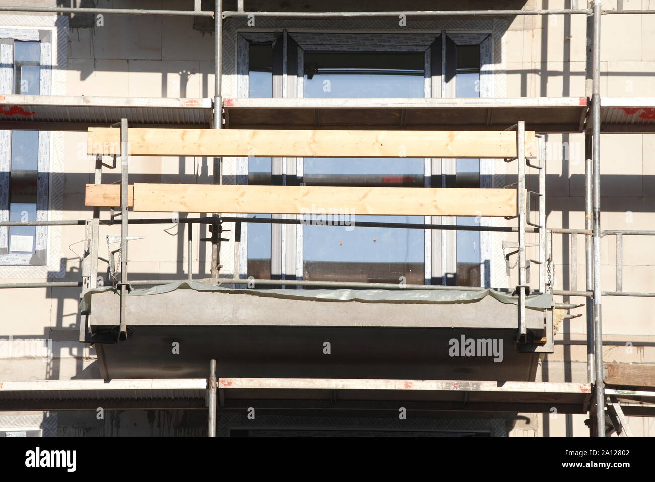 Ouverture de fenêtre, l'échafaudage, façade de maison, shell, Überseestadt, Brême, Allemagne Banque D'Images