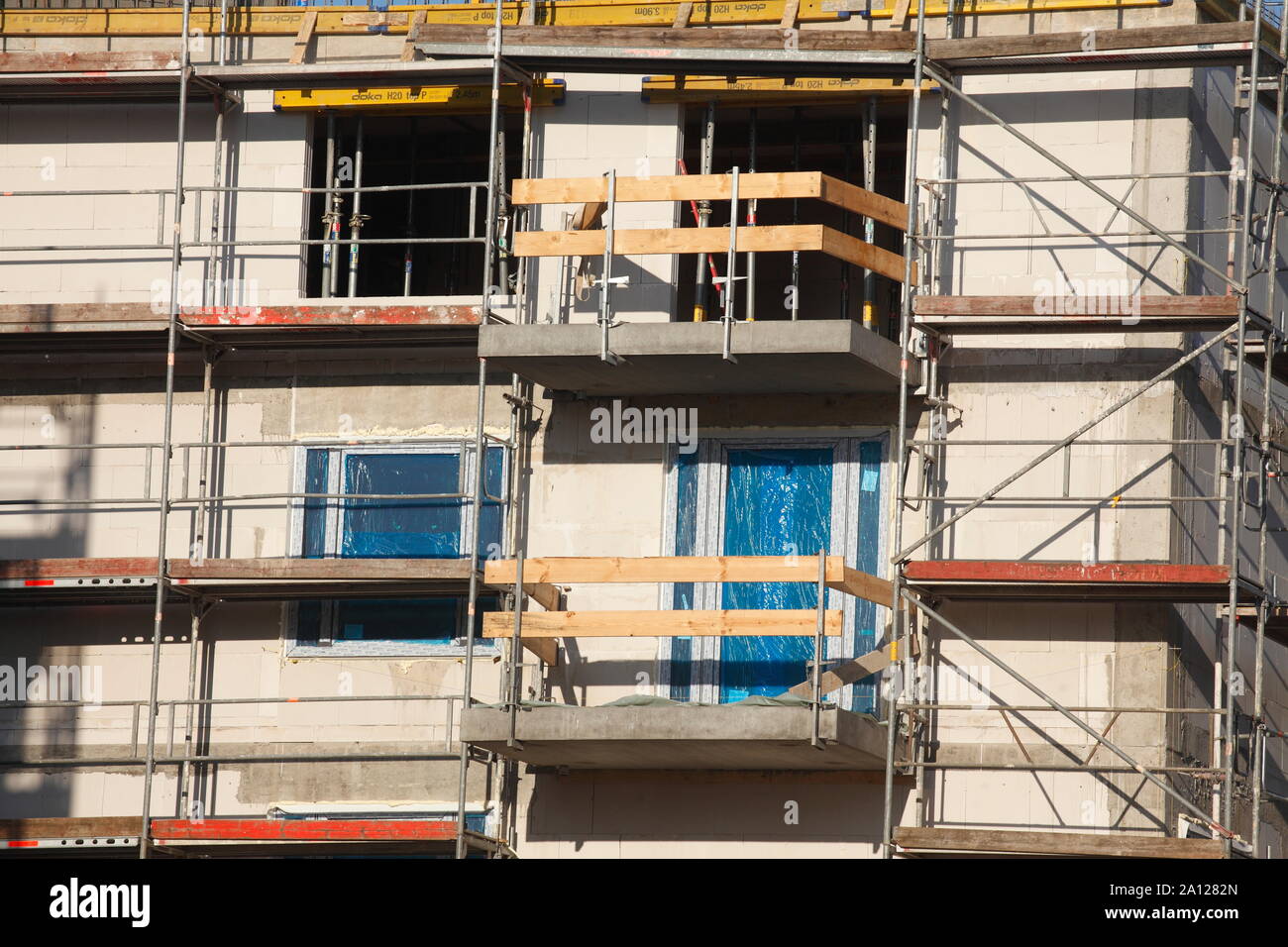 Ouverture de fenêtre, l'échafaudage, façade de maison, shell, Überseestadt, Brême, Allemagne Banque D'Images