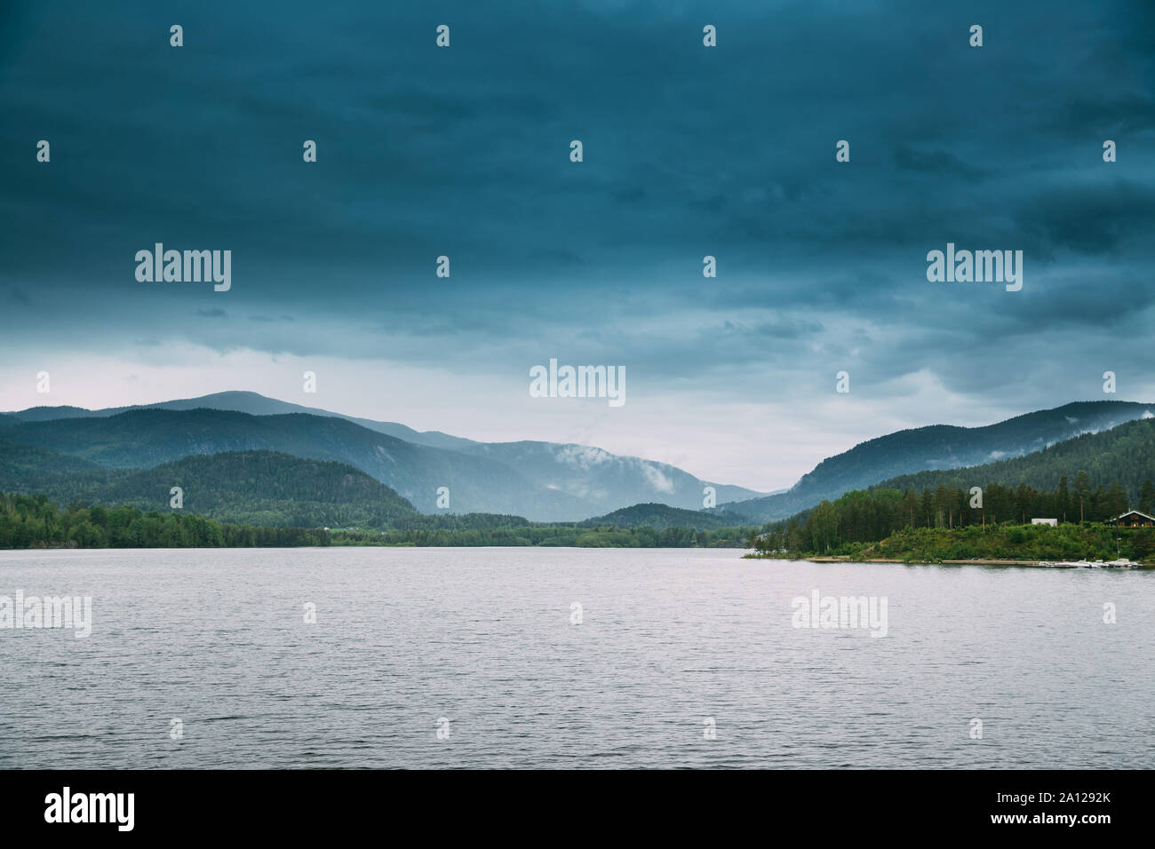La Norvège. Magnifique lac en été Kroderen jour nuageux. La nature norvégienne. Kroderfjorden dans la municipalité de Krodsherad En Buskerud, Norvège. Banque D'Images