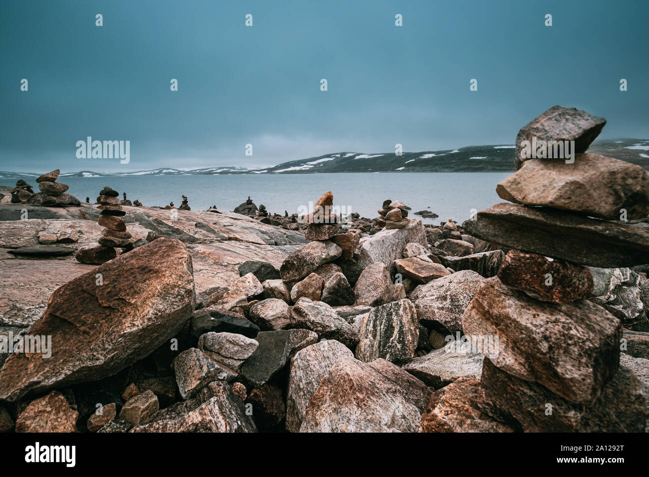 La Norvège. Pierres sur la côte de beau lac Orteren au printemps jour nuageux. La nature norvégienne. Banque D'Images