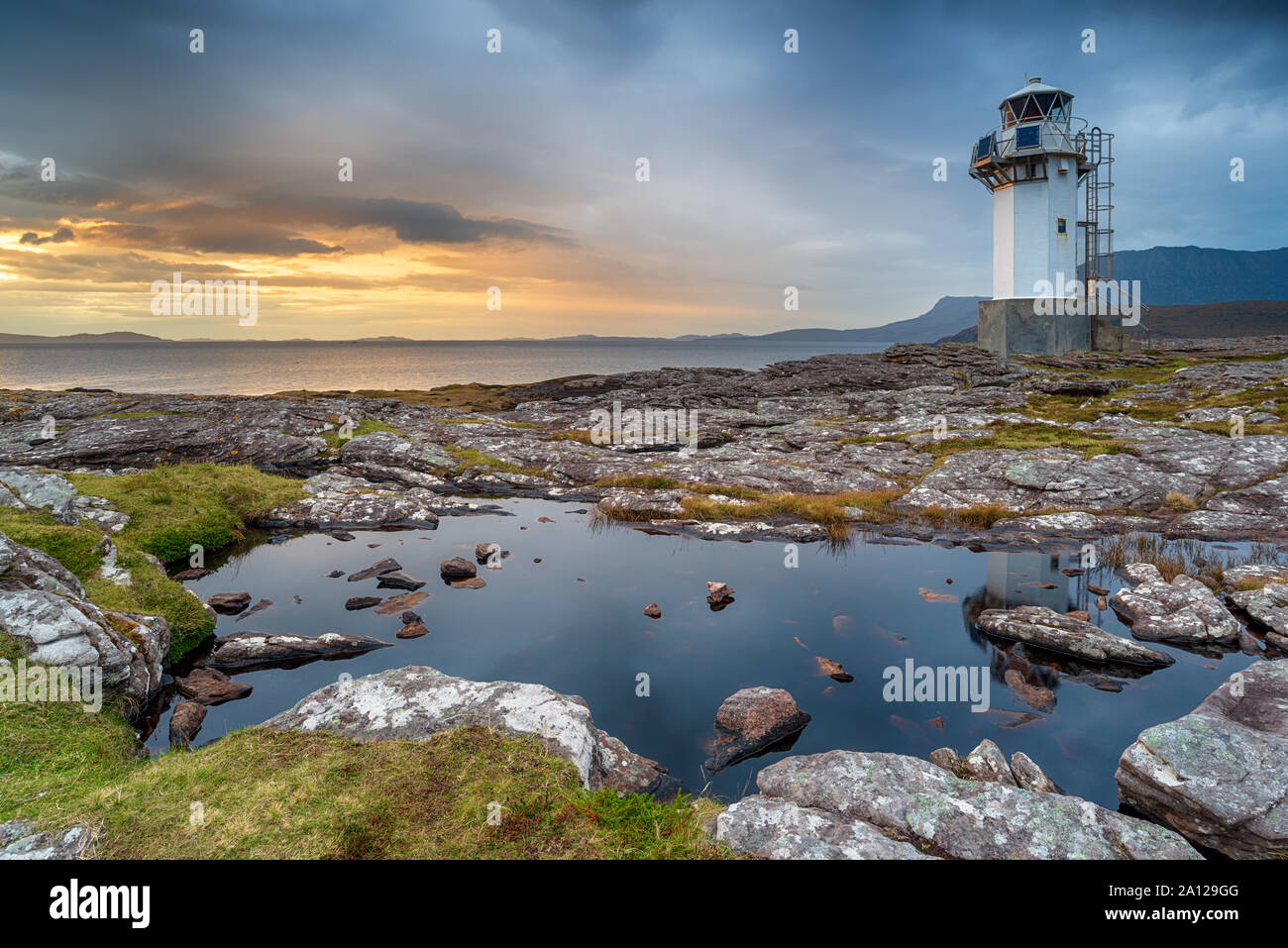 Au coucher du soleil orageux phare du Rhône près d'Ullapool dans les Highlands d'Ecosse Banque D'Images