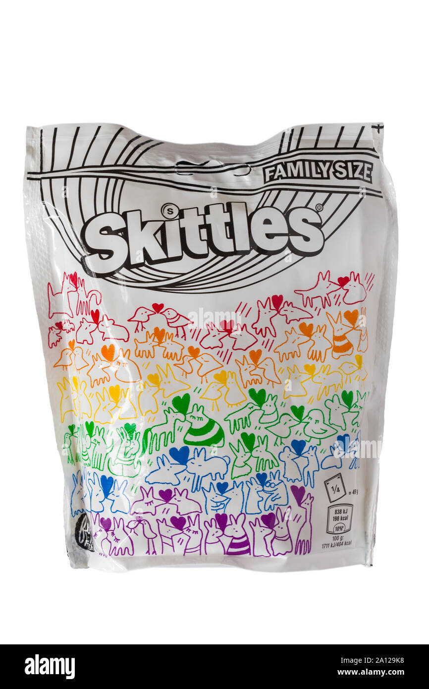 Sachet de bonbons bonbons Skittles taille de la famille isolé sur fond blanc - Edition limitée pour la fierté 2019 Banque D'Images