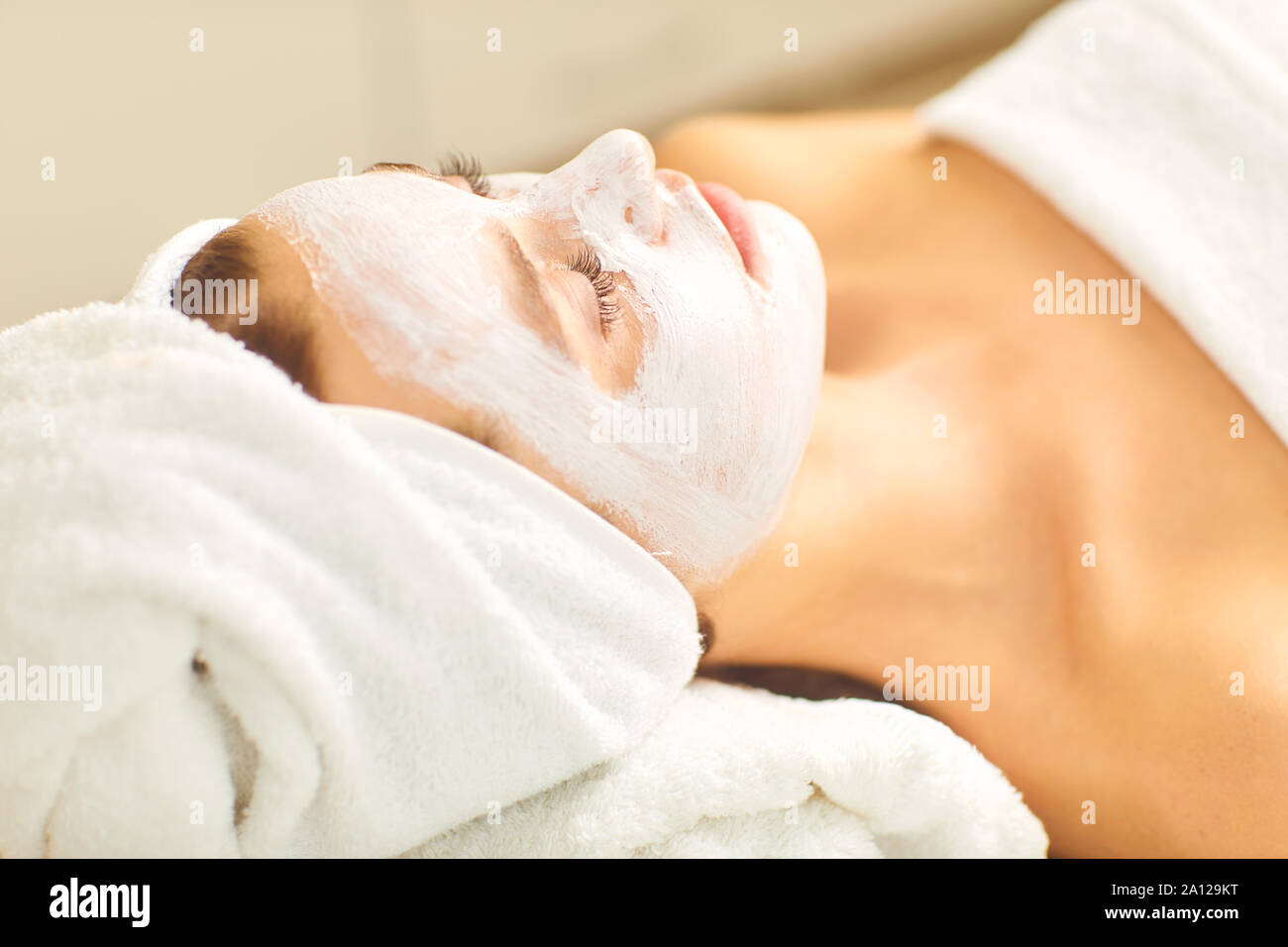 Visage d'une jeune femme dans un masque pour le traitement de la peau dans un salon de beauté. Banque D'Images
