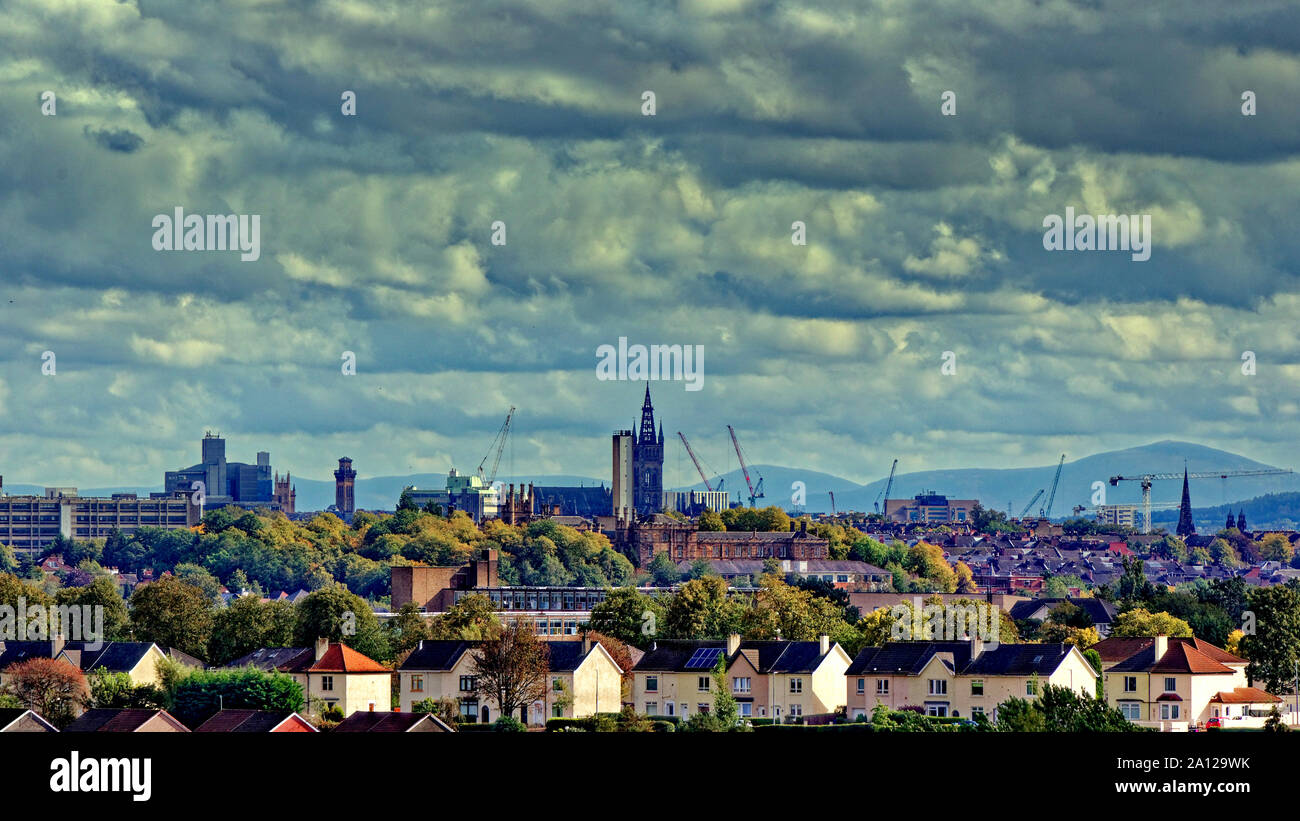 Glasgow, Écosse, Royaume-Uni 23 Septembre, 2019. Météo France : Équinoxe d'automne est arrivé à l'extrémité ouest de Glasgow comme la couleur de la flore du parc des contraste avec le ciel d'orage lointain Tinto Hill et le point le plus élevé de la ceinture centrale et l'accueil de druid sacrifices.. Gérard Ferry/ Alamy Live News Banque D'Images