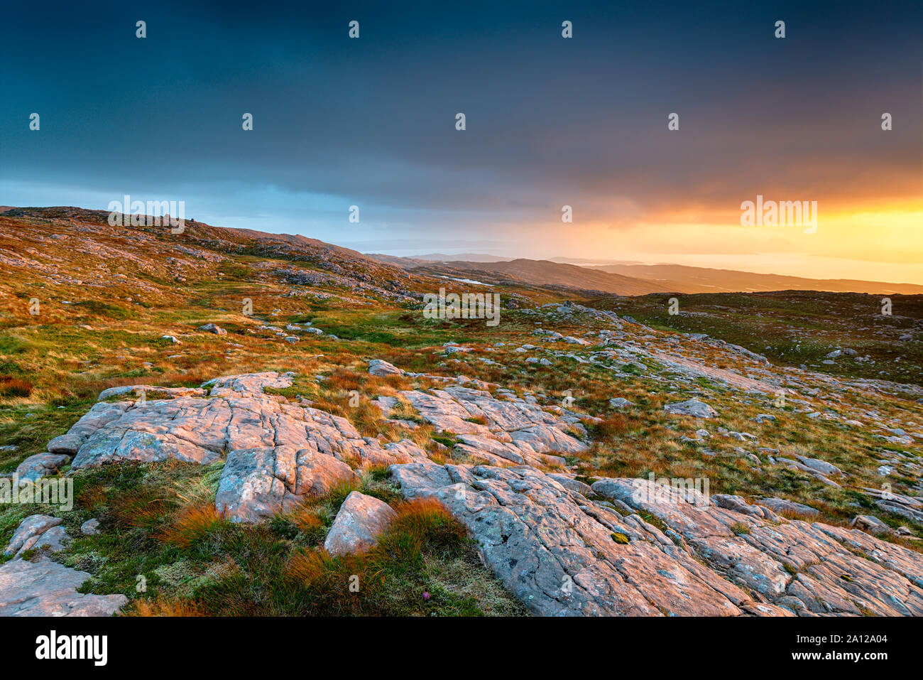 Superbe coucher de soleil depuis la tempête Bealach na Ba le col de montagne qui s'élève à 2054 ft près de Herstal dans les Highlands écossais Banque D'Images