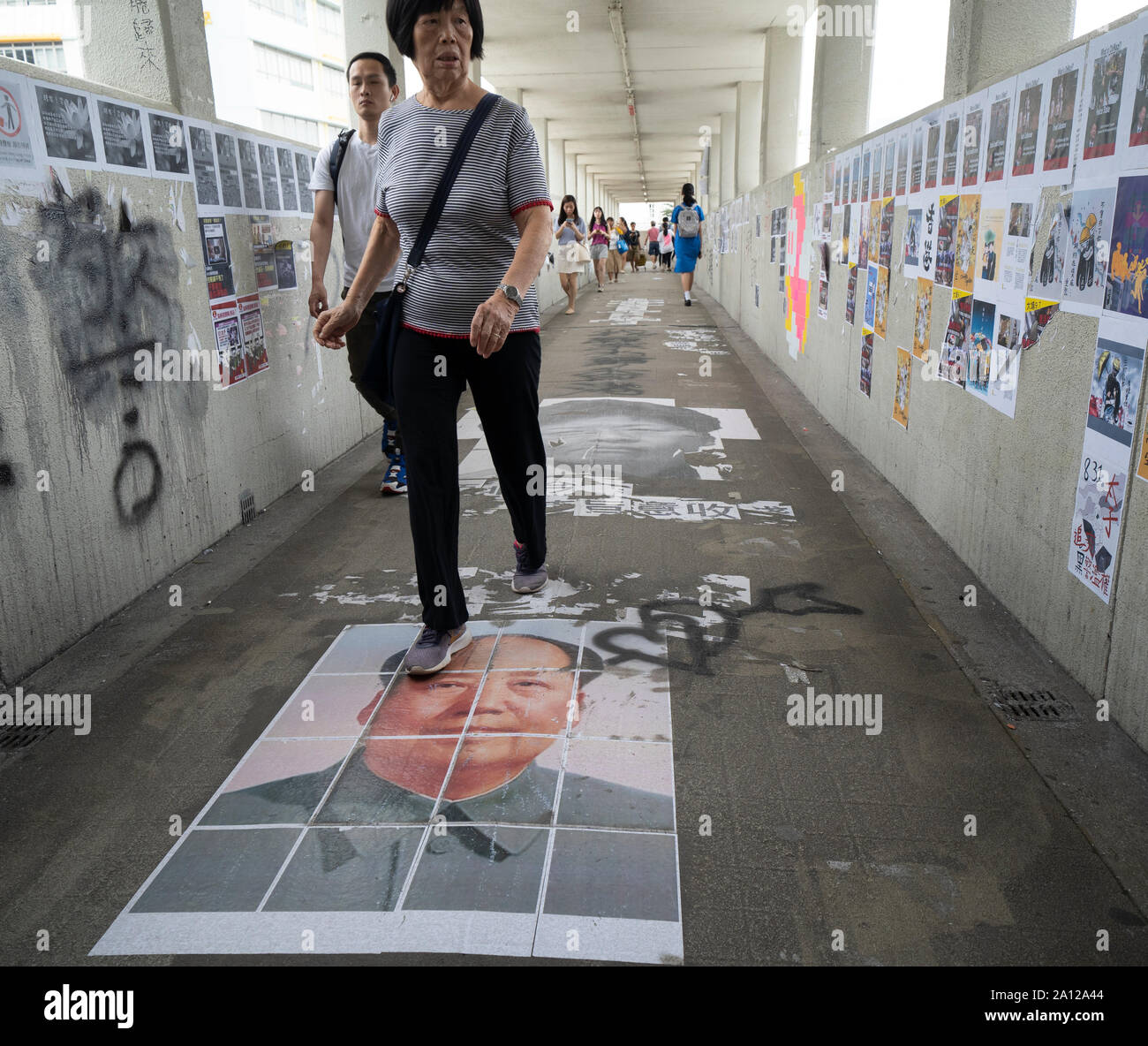 Pro et anti démocratie droit de l'extradition des slogans et des affiches des manifestations à Hong Kong. 23 septembre 2019. Passerelle pour piétons à la station de Kowloon Tong couvert de graffitis et affiches pro la démocratie contre l'extradition Loi proposée par le gouvernement. De nombreuses affiches et messages de lutte contre la Chine. Banque D'Images