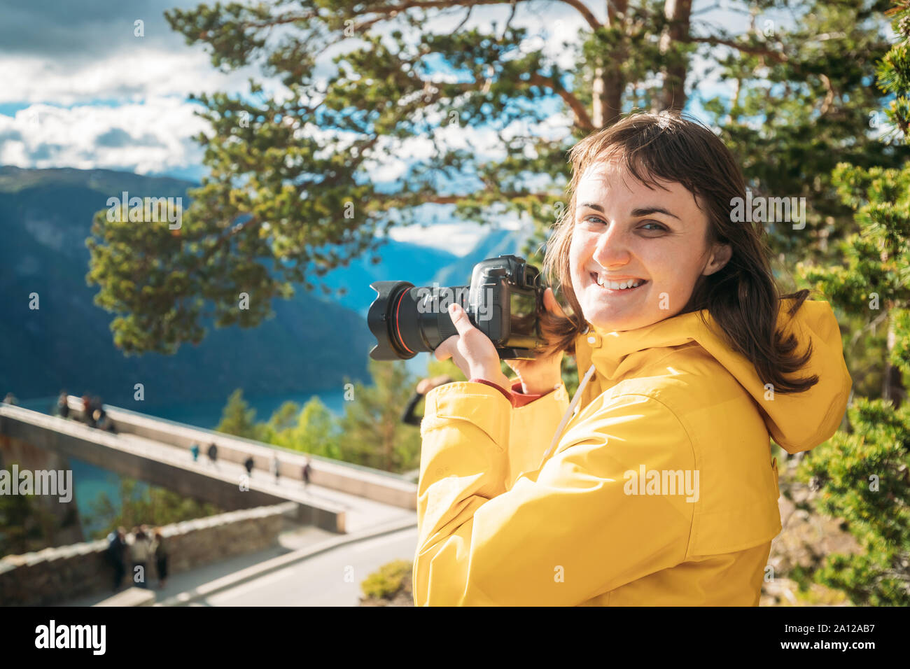 La Norvège. Happy Young Woman Lady'Traveler Photos Photographe Prendre des photos près de vue Stegastein En Sogn et Fjordane Fjord. Pas de Banque D'Images