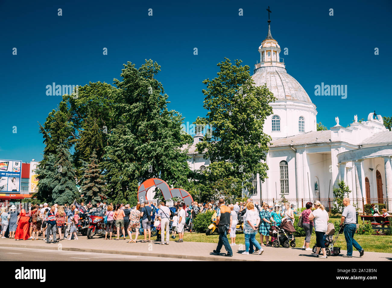 Daugavpils, Lettonie - 8 juin 2019 : les gens marcher dans la rue près de l'Église catholique de Saint Pierre à chaînes. Ville festival dédié à 744 ans depuis Banque D'Images