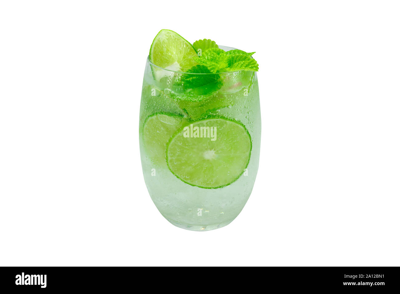Mojito cocktail avec de la chaux et de menthe dans le verre pendant des jours chauds et bons pour la santé blanc isolé , clipping path Banque D'Images